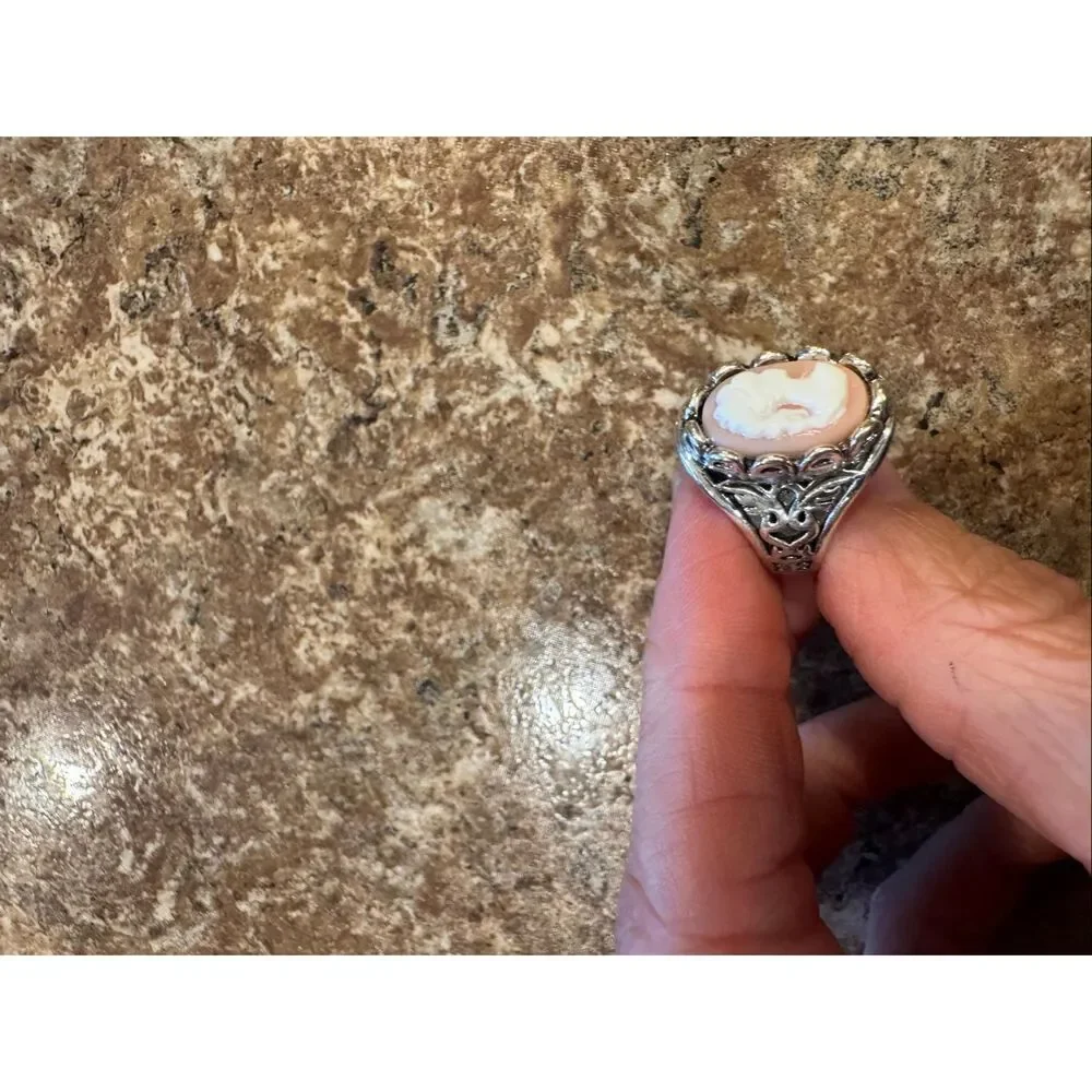 Woman’s vintage style cameo ring size 6 with jewelry storage bag